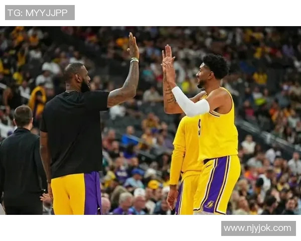 湖人对雄鹿赛后采访全景回顾球员表现与战术分析 湖人对雄鹿赛后采访全景回顾球员表现与战术分析